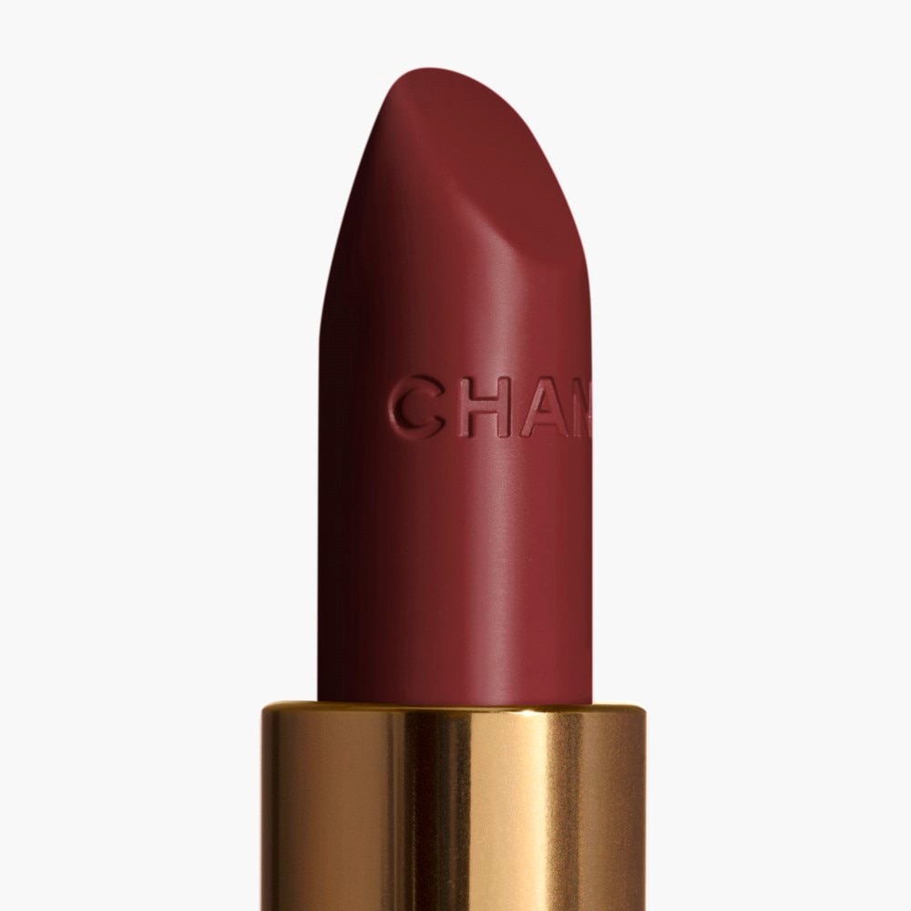 LA BARRA DE LABIOS SATINADA DE LARGA DURACI&Oacute;N, TRATAMIENTO HIDRATANTE Y ALISANTE